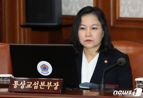 유명희 통상교섭본부장이 12일 오전 서울 세종로 정부서울청사에서 열린 국무회의에 참석해 생각에 잠겨있다.2019.3.12/사진=뉴스1 