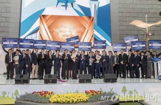 지난해 한해 인천공항 서비스 개선에 앞장선 우수기업과 서비스 친절왕을 선발하기 위해 28일 열린 '제3회 인천 에어포트 어워즈'(Incheon Airport Awards)에서 정일영 사장과 우수사업자로 선정된 회사의 임직원들이 기념촬영을 하고 있다. /사진=인천국제공항공사