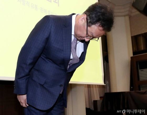 이우석 코오롱생명과학 대표이사가 1일 오전 서울 중구 한국프레스센터에서 열린 '코오롱생명과학 골관절염 치료제 인보사 판매중단 기자간담회'에서 사과하고 있다. /사진=홍봉진 기자