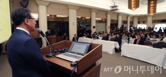 이우석 코오롱생명과학 대표이사가 1일 오전 서울 중구 한국프레스센터에서 열린 '코오롱생명과학 골관절염 치료제 인보사 판매중단 기자간담회'에서 사과문을 발표하고 있다.