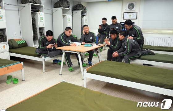 '병사 일과 후 휴대전화 사용' 시범운영 부대인 경기도의 한 군 부대에서 지난 1월 일과를 마친 병사들이 통화와 문자메시지 전송, 인터넷 강의 시청 등 자유롭게 휴대전화를 사용하고 있는 모습 / 사진 = 뉴스1 / 사진=(가평=뉴스1) 사진공동취재단