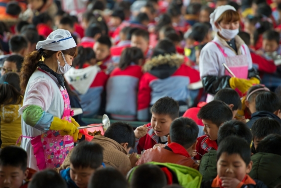 단쳬로 급식을 먹고 있는 중국의 한 초등학교 학생들. /AFPBBNews=뉴스1