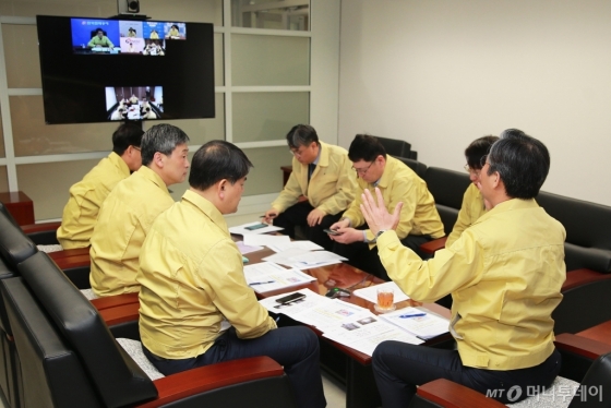 성윤모 산업통상자원부 장관이 5일 서울 중구 세종대로 대한상공회의소에서 강원도 산불관련 산업부·유관기관 긴급대책 회의를 주재하고 있다./사진제공=산업부