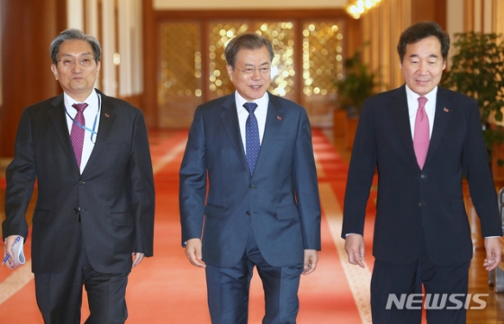 문재인 대통령이 9일 청와대 본관에서 열린 국무회의장으로 이낙연 국무총리, 노영민 비서실장과 함께 이동하고 하고 있다. 2019.04.09. pak7130@newsis.com / 사진=박진희