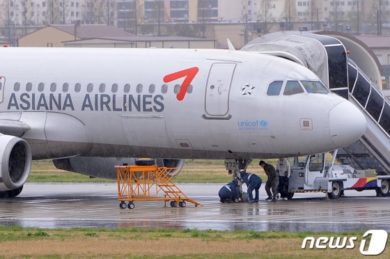 아시아나, 착륙 중 타이어 파손…광주공항, 29편 결항 - 머니투데이