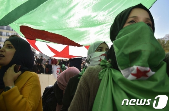 국기를 들고 거리로 나온 알제리 시위대. © AFP=뉴스1