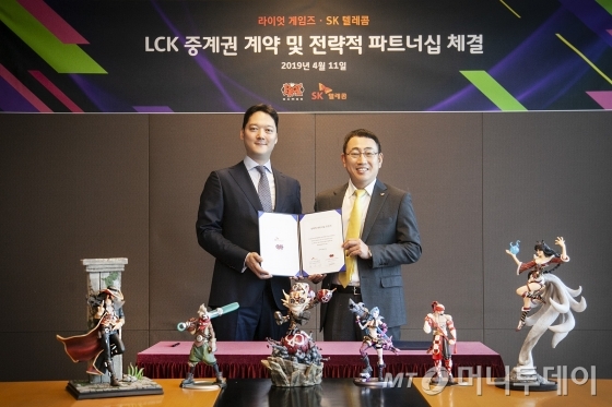 SK텔레콤은 라이엇 게임즈와 5G 공식 스폰서십 계약을 체결하고 롤 챔피언스 코리아(LCK) 중계권을 확보한다고 11일 밝혔다. 박준규 라이엇 게임즈 한국대표(왼쪽)과 유영상 SK텔레콤 MNO사업부장./사진제공=SK텔레콤