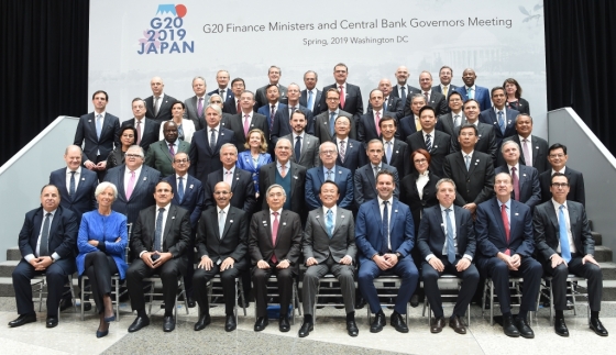 홍남기 부총리 겸 기획재정부 장관이 4월 12일(현지시간) 미국 워싱턴 국제통화기금(IMF)에서 열린 G20재무장관회의에 참석해 각국 참석자들과 기념사진을 찍고 있다./사진제공=기획재정부