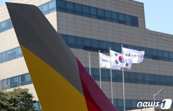 (서울=뉴스1) 박세연 기자 = 15일 오후 서울 강서구 아시아나항공 본사에서 아시아나항공 깃발이 바람에 펄럭이고 있다. 금호아시아나그룹(금호그룹)이 유동성 위기를 해결하기 위해 아시아나항공을 매각하기로 결정했다. 아시아나항공 주채권은행인 산업은행은 이날 "금호 측이 아시아나항공의 매각이 포함된 수정 자구계획을 제출했다"고 밝혔다. 2019.4.15/뉴스1 <저작권자 © 뉴스1코리아, 무단전재 및 재배포 금지>