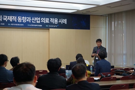 조장천 인하대학교 생명과학과 교수가 특강을 하고 있다/사진=한국과학기자협회