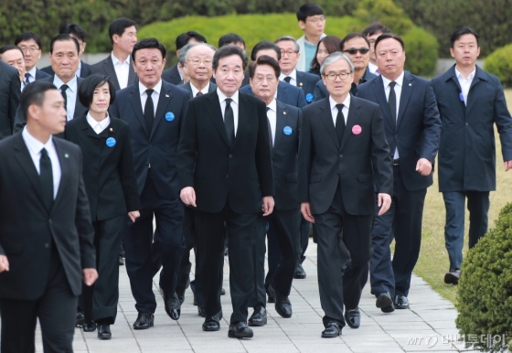 [사진]4.19혁명 59주년 기념식 참석하는 이낙연 총리