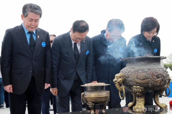 [사진]4.19 민주묘지 참배하는 민주당 의원들