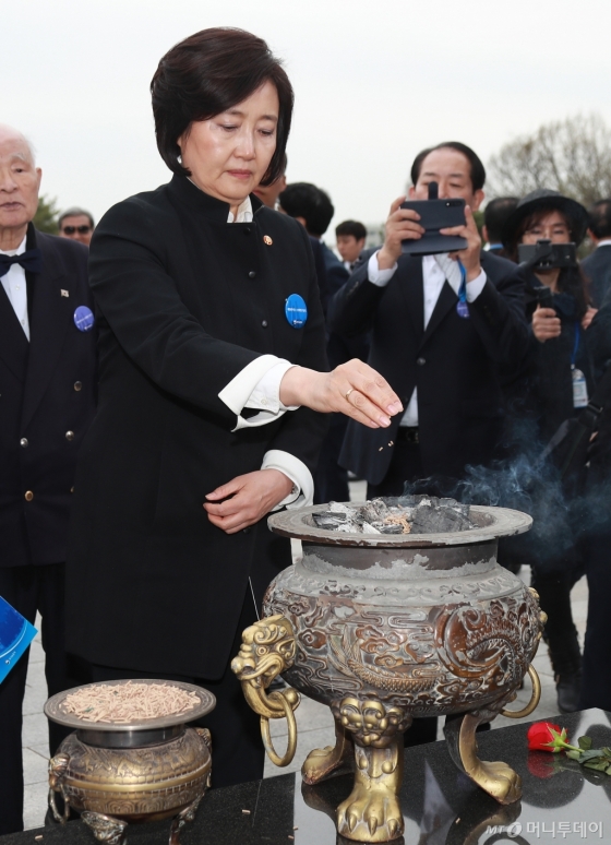 [사진]4.19 민주묘지 참배하는 박영선 중기벤처부 장관