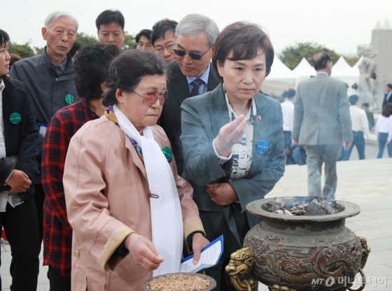 [사진]4.19민주묘지 참배하는 김현미 국토부 장관