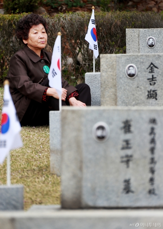 [사진]묘소 찾은 4.19혁명 희생자 유가족