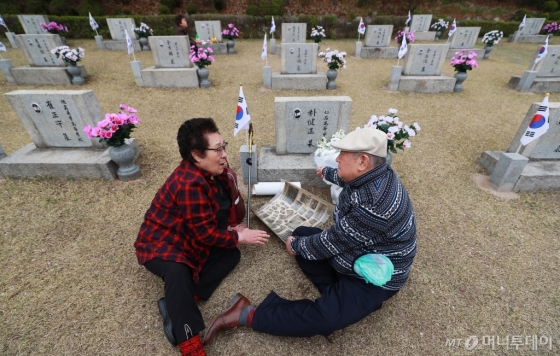 [사진]4.19혁명 59주년...'생전 모습 회상하는 유족과 담임교사'