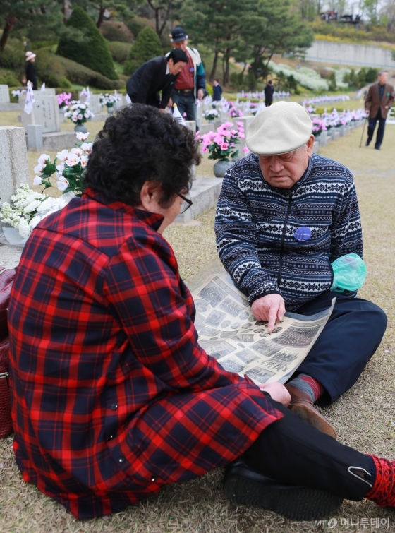 [사진]4.19혁명 59주년...'희생된 동생과 제자를 기억하며'