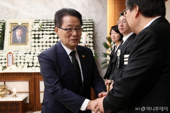 [사진]유족들 위로하는 박지원 의원