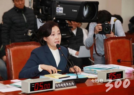 박영선 중소벤처기업부 장관 후보자가 지난달 27일 오전 서울 여의도 국회에서 열린 인사청문회에 출석해 의원들의 질의에 답하고 있다. / 사진=이동훈 기자 photoguy@