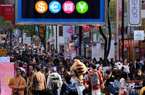 서울 중구 명동 거리가 일본인 관광객을 비롯, 외국인으로 붐비고 있다. /사진=머니투데이DB