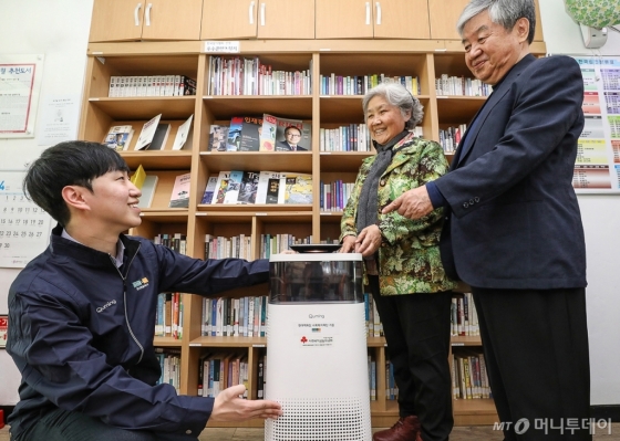 24일 현대백화점그룹 계열 토털 홈케어 기업 현대렌탈케어의 직원이 서울 서대문구에 있는 노인종합복지관에 공기청정기를 설치하고 있다./사진제공=현대백화점