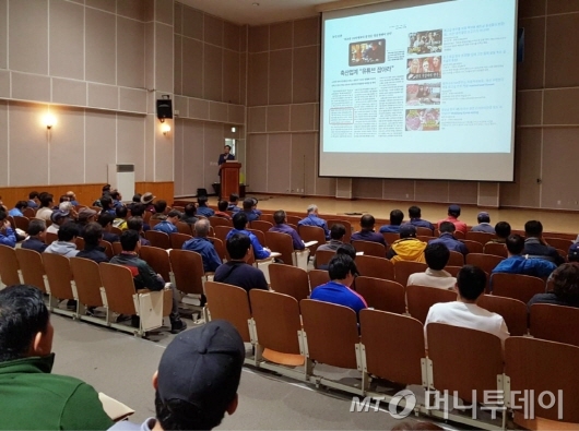  장흥군, '한우사양기술교육' 장면.<br>
전남 장흥군은 지난 23일 천연자원연구센터에서 ‘2019 장흥한우 사양기술교육을 실시했다. 올해는 교육방법과 내용을 혁신해 총 5회에 걸쳐 한우사육 각 단계별 교육을 실시한다. 축산 현장의 기술적 어려움 해결을 위해서는 국립축산과학원을 중심으로 한 전문가들을 초빙해 교육을 진행하고 있다.사진제공=장흥군.<br>
