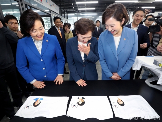 [사진]티셔츠에 새겨진 유은혜-김현미-박영선 장관의 얼굴