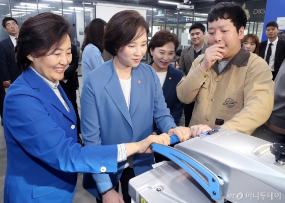 [사진]티셔츠에 프린팅하는 유은혜-김현미-박영선 장관