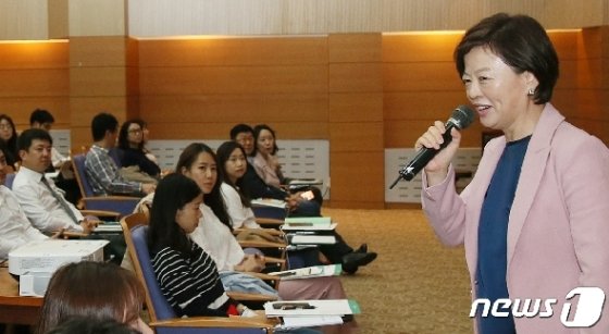 [사진] 가족친화인증기업·기관 의견 청취하는 진선미 장관