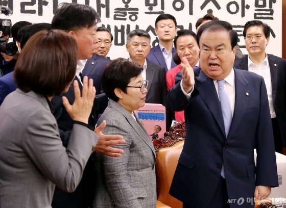 문희상 국회의장이 24일 오전 서울 여의도 국회 의장실에서 자유한국당 의원들이 선거제 개편안 및 공수처 설치법안 등 신속처리안건과 관련해 의장실을 점거하고 항의하자 자리에서 일어나 호통치고 있다 /사진=이동훈 기자