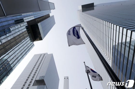 삼성전자가 비메모리 반도체에 대규모 투자를 단행하기로 한 24일 서울 삼성전자 서초사옥에 깃발이 휘날리고 있다. 삼성전자는 이날 '반도체 비전 2030'을 발표, 2030년까지 시스템 반도체 분야 연구개발 및 생산시설 확충에 133조원을 투자하고, 전문인력 1만 5000명을 채용한다고 밝혔다. /사진=뉴스1