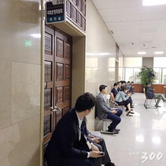 패스트트랙 안건 관련 논의를 진행 중인 본청 3층 운영위원장실 입구도 한국당 보좌진과 일부 의원들이 대기하고 있다/사진=한지연 기자