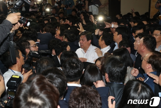 자유한국당 의원들이 25일 오후 서울 여의도 국회 의안과 앞에서 방호과 직원들과 몸싸움을 벌이고 있다/사진=뉴스1