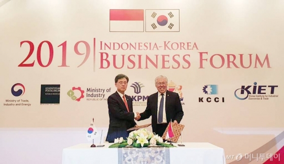 ������ �������ڿ��� ��󱳼��������� 19��(�����ð�) �ε��׽þ� ��ī��Ÿ ���׸���ȣ�ڿ��� ���� '��-�ε��׽þ� ����Ͻ�����'�� ������ ������Ƽ�ƽ��� ��ŰŸ(Enggartiasto Lukita) �ε��׽þ� ������ ����� CEPA ���� �簳�� ������ �������� �������� �� �� ����Կ��� �ϰ� �ִ�. 2019.02.19. (����=�������ڿ��� ����)   /����=���ý�