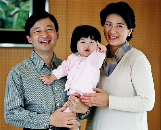 다음달 1일 왕위에 오르는 나루히토 왕세자와 마사코 왕세자비 부부와 딸 아이코 공주. /AFPBBNews=뉴스1