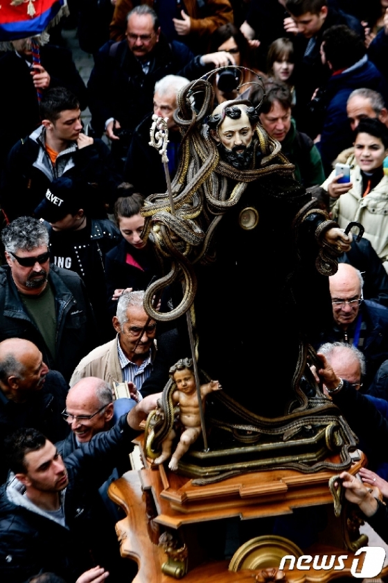 ÁֹεéÀÌ ¼º»ó¿¡ ¹ìÀ» ģģ °¨°í ¸¶À»À» ÇàÁøÇϰí ÀÖ´Ù. © AFP=´º½º1