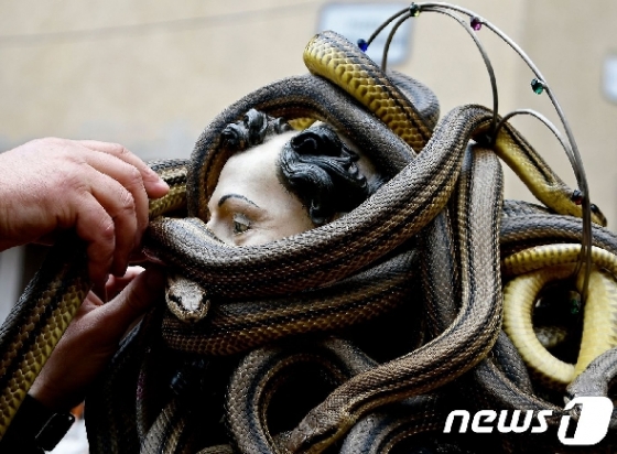 ¼º»óÀÇ ¸Ó¸®ºÎºÐÀ» ģģ °¨À» ¹ìµé © AFP=´º½º1