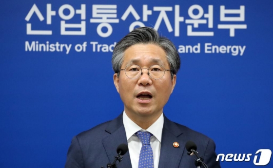 성윤모 산업통상자원부 장관이 지난 29일 정부세종청사 산자부 기자실에서 '시스템반도체 비전과 전략' 브리핑을 하고 있다. /사진=뉴스1