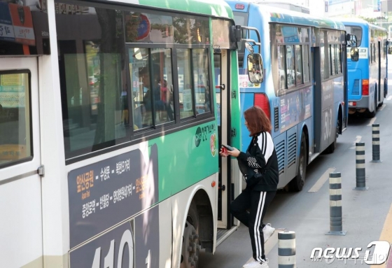 대구 시내버스 운전기사들이 주 52시간 근무제에 따른 임금 보전 등을 요구하며 파업을 예고한 가운데 9일 대구 중구의 한 시내버스 정류장에서 시민들이 버스에 탑승하고 있다.   대구시에 따르면 대구지역 26개 시내버스 업체 노조 중 한국노총 소속 22개 노조가 전날부터 밤샘 파업 찬반투표를 실시한 결과 투표 참여자 2824명 중 96.9%(2737명)가 파업에 찬성한 것으로 나타났다. 이들이 파업에 들어갈 경우 대구 전체 시내버스 운전기사 3752명 중 3100여명, 시내버스 1531대 중 1232대가 오는 15일부터 운행을 중단하게 돼 적잖은 혼란이 예상된다./사진=뉴스1