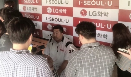 12일 경기 후 취재진에 둘러싸인 LG 이우찬. /사진=한동훈 기자