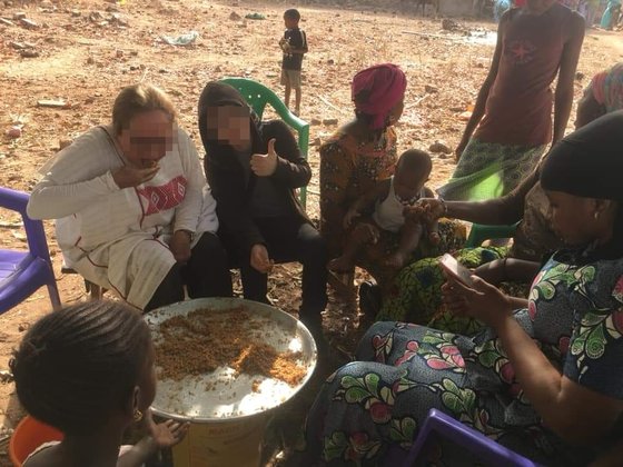 미국 여성(왼쪽위)과 한국인 장모씨(왼쪽 위 두번째)가 지난 3월말 서아프리카 세네갈을 방문해 현지 음식을 먹고 있다. /사진=미국인 D씨 페이스북 캡쳐