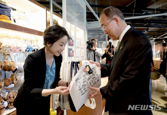 【서울=뉴시스】김병문 기자 = 반기문(오른쪽) 국가기후환경회의 위원장이 16일 오전 서울 종로구 투바앤빌딩에서 열린 '라바' 국가기후환경회의 홍보대사 위촉식에 참석해 라바 타운을 둘러보고 있다. 2019.05.16.    dadazon@newsis.com