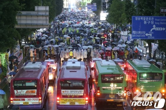 17일 오후 광주 동구 5·18민주광장 일원에서 열린 '5·18 전야제'에서 시민들이 금남로 5가에서 행진을 시작해 옛 전남도청으로 향하고 있다. /사진=뉴스1