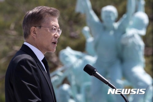 【광주=뉴시스】배훈식 기자 = 문재인 대통령이 2017년 5월18일 오전 광주 북구 국립5.18민주묘지에서 열린 37주년 5.18 민주화운동 기념식에서 기념사를 하고 있다. 2017.05.18. photo@newsis.com