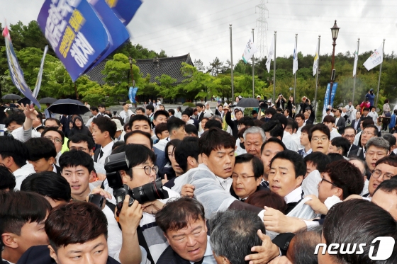 (광주=뉴스1) 황희규 기자 = 황교안 자유한국당 대표가 18일 광주 북구 국립5·18민주묘지에서 열린 제39주년 5·18민주화운동 기념식에 참석하기 위해 행사장에 들어서면서 시민들의 거센 항의를 받고 있다. 2019.5.18/뉴스1  