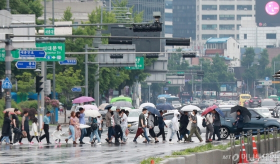 [사진]전국적 비소식에 무더위 주춤...내일은 맑고 찬바람