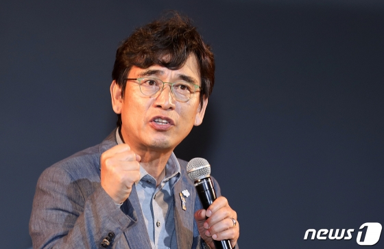 (부산=뉴스1) 여주연 기자 = 유시민 노무현재단 이사장이 19일 오후 부산 해운대구 영화의 전당 야외극장에서 열린 '노무현 전 대통령 서거 10주기 시민문화제'에서 발언을 하고 있다. 2019.5.19/뉴스1