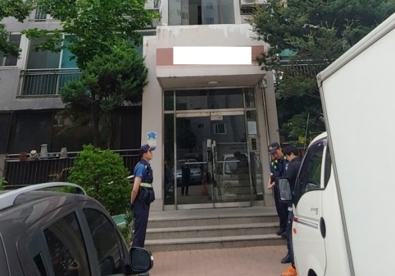 일가족 3명이 흉기에 찔려 숨진 아파트를 경찰이 출입통제하고 있다. /사진제공=뉴스1