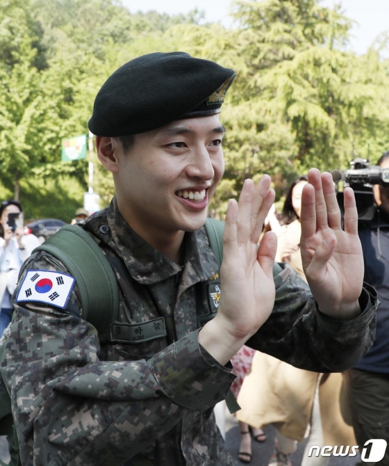 현역 만기 제대한 배우 강하늘이 23일 오전 충남 계룡대 육군본부 앞에서 팬들과 인사를 나누고 있다./사진=뉴스1