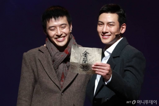 배우 강하늘과 지창욱이 지난해 8월 서울 용산구 국립중앙박물관 극장 용에서 열린 뮤지컬 '신흥무관학교' 프레스콜에서 멋진 무대를 선보이고 있다./사진=임성균 기자 tjdrbs23@
